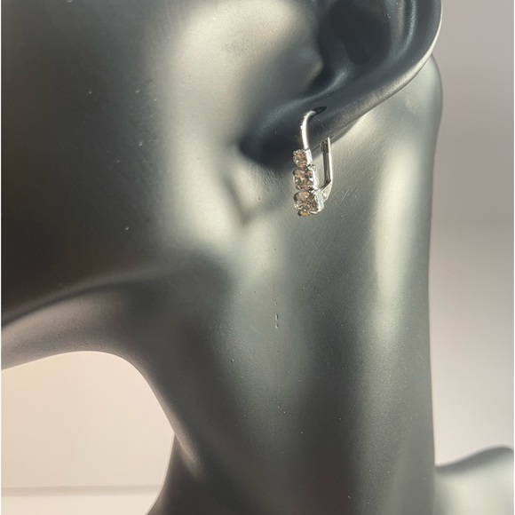 NWOT 3 Stone Rhinestone Earrings. Silver Tone - Picture 3 of 4